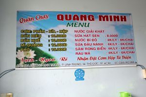 Menu and drinks.
Cơm = rice
Bún = rice vermicelli
Mì = noodle
Phở = noodle soup
On the right side, the drinks : lotus milk, pumpkin juice, soya milk, ginseng and seaweed, at Quang Minh in Ho Chi Minh City