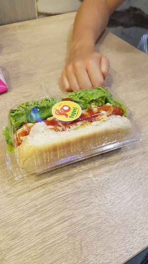 take away vegan hot dog at So Vegan - Gateway Ekkamai in Bangkok