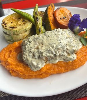 Opções veganas e vegetarianas (limitadas, o restaurante não é apenas veg), mas o que pedi estava saboroso e a combinação de sabores bons. Porém, atendimento bem ruim (como n at Quintal in Tibau Do Sul