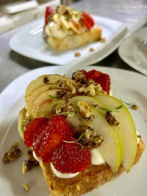 French Toast con fruta de temporada
BLunch time at Planta Baja Restaurant in Ensenada