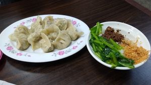 Dumplings and minced vegetarian meat on rice at Tián Māmā in Kaohsiung