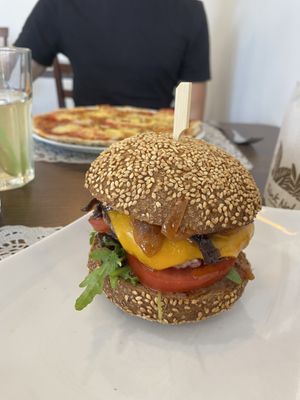 Bbq burger & Smoker pizza at Vegàn Bàzis ètterem in Zalaegerszeg