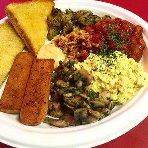 Brunch: Seitan Bockwurst, creamy Scrambled Tofu, Garlic Mushrooms, Herb & Garlic fried potatoes, smoky baked beans, crispy onions, Harissa Mayo and buttered toast at Dauns in East London