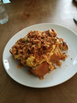 Toast with scrambled "eggs" at Dauns in East London
