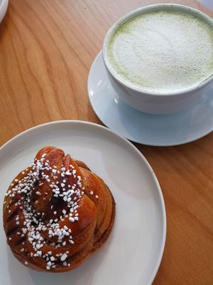 Zimtschnecke mit Matcha-Latte at Dauns in East London