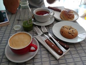 Great coffee, perfect cookie & cinnamon bun at Dauns in East London