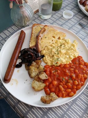 English breakfast - perfect! at Dauns in East London