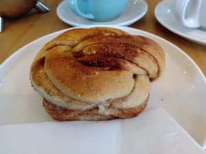 Cinnamon bun (without sugar) at Dauns in East London