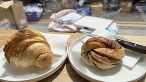 vegane Zimtschnecke  at Dauns in East London