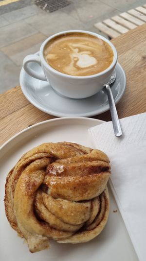 Flat white and cinnamon bun at Dauns in East London