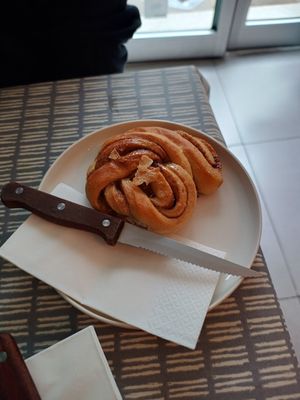 Cinnamon bun at Dauns in East London