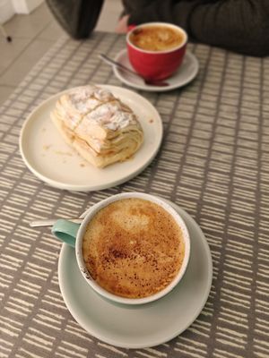 Oat cappuccino en almond croissant at Dauns in East London