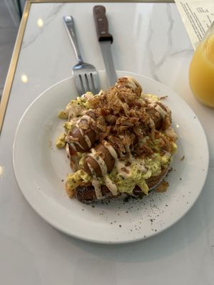 Toast con scramble tofu e salsicce   at Dauns in East London