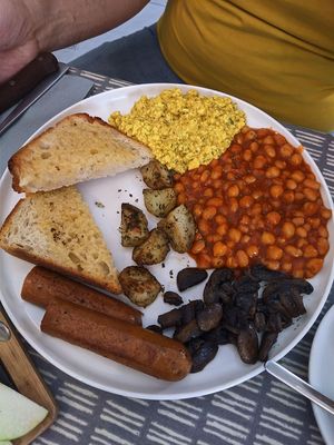 full vegan breakfast at Dauns in East London