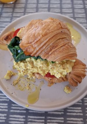 Croissant with scrambled tofu at Dauns in East London