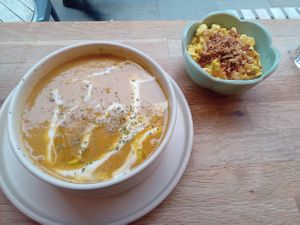 Soup of the day + tofu scramble at Dauns in East London