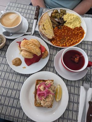 Brunch plate, croissant with vegan ham & brie and smörrebröd at Dauns in East London