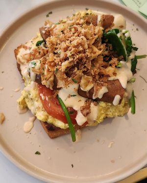 Scrambled tofu deluxe option at Dauns in East London