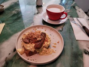 Scramble on sourdough bread with seitan sausage and Smårgårdste at Dauns in East London