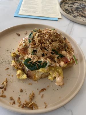 Scrambled tofu with spinach and tomato: tasty and creamy at Dauns in East London