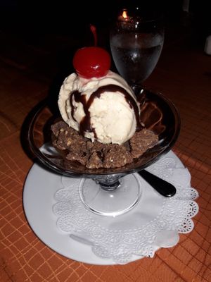 Peanut butter icecream (delicious) over chocolate granola (not crunchy) at Mangos in Oranjestad