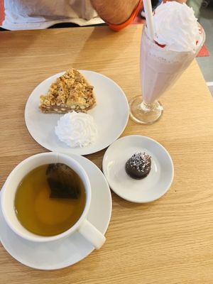 Strawberry milkshake, apple pie, choklad topp and mint tea  at Delivore in Stockholm