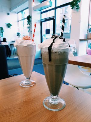 Strawberry and Cookies & Cream milkshakes at Delivore in Stockholm