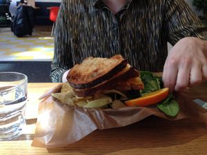 Mac & Cheese sandwich with a side salad and chips at Delivore in Stockholm