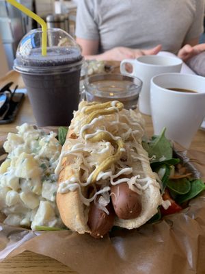 ‘Top Dog’ w. sauerkraut, melted cheese, mayo, senap, potato salad and green salad. ‘Blues & Greens’ smoothie w. added spirulina, chocolate ball.  at Delivore in Stockholm