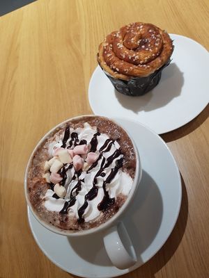 Cocoa with marshmallows and cinnamon bun at Delivore in Stockholm