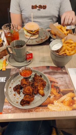 Cauliflower wings and vegan burger at Ellis Gourmet Burger in Liege