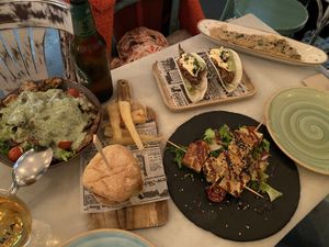 Salade cesar, seitan aux champignons, tacos, brochettes tofu teriyaki et d’autres choses  at MariCastaña in Almeria