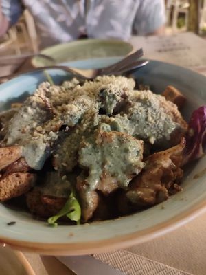 La ensalada cesar vegana y el tofu en salsa teriyaki están deliciosos. El encargado es muy simpático. Recomiendo también el helado vegano. at MariCastaña in Almeria