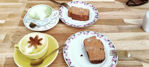 Toasted banana bread with PB, macha and golden lattes at L'Alchimiste in Brussels