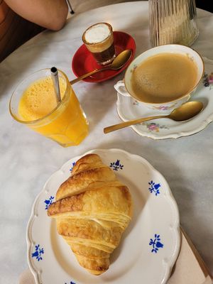 Croissant, Coconutkaffee & Orangejuice at L'Alchimiste in Brussels