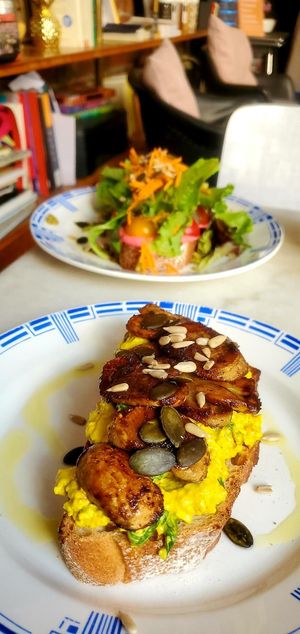 Toasts with scramble tofu at L'Alchimiste in Brussels