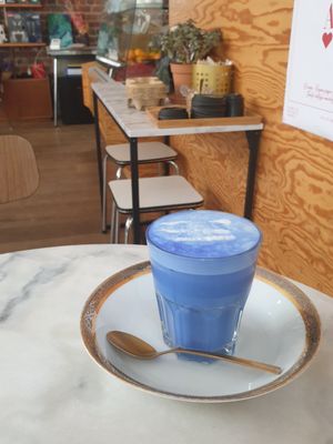 Blue latte at L'Alchimiste in Brussels