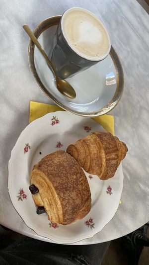 Latte Macchiato, pain au chocolat et croissant 🌱  at L'Alchimiste in Brussels