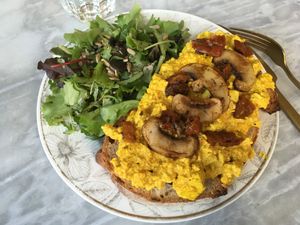 Scrumbled tofu toast at L'Alchimiste in Brussels