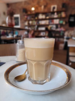 Oat latte at L'Alchimiste in Brussels
