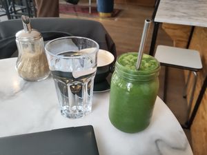 Green Mango smoothie and complementary water at L'Alchimiste in Brussels