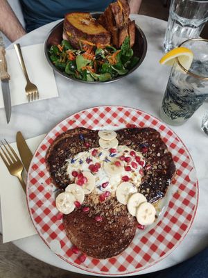 Vegan pancakes at L'Alchimiste in Brussels