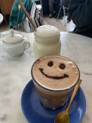 Hot choclate and vanilla milkshake at L'Alchimiste in Brussels