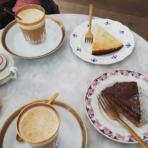 Macchiattos et cakes. Délicieux! at L'Alchimiste in Brussels