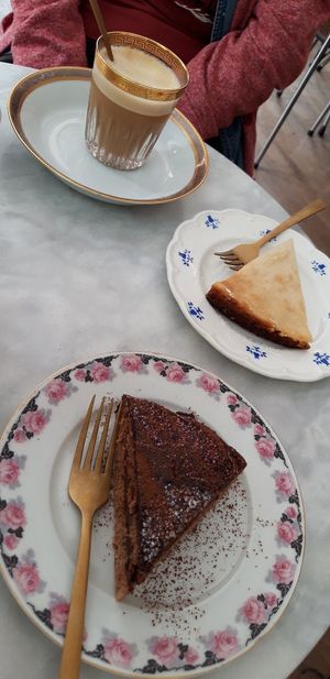 Macchiatto and delicious cakes at L'Alchimiste in Brussels