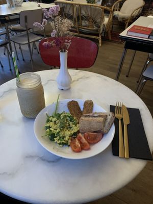 Breakfast Bowl & Coco Nutty Smoothie at L'Alchimiste in Brussels