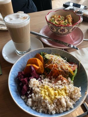 Bowl and Quinoa salad at Café Maiko in Falkensee