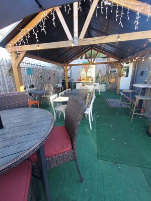 Outdoor dining area at Farm Star Pizza in Chico