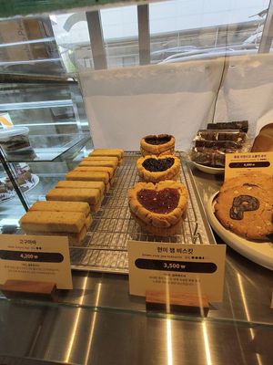  at Bakeshop Pivot in Seoul