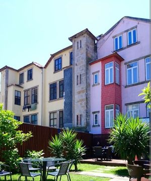 Pleasant outside space at O Pretinho do Japão in Porto